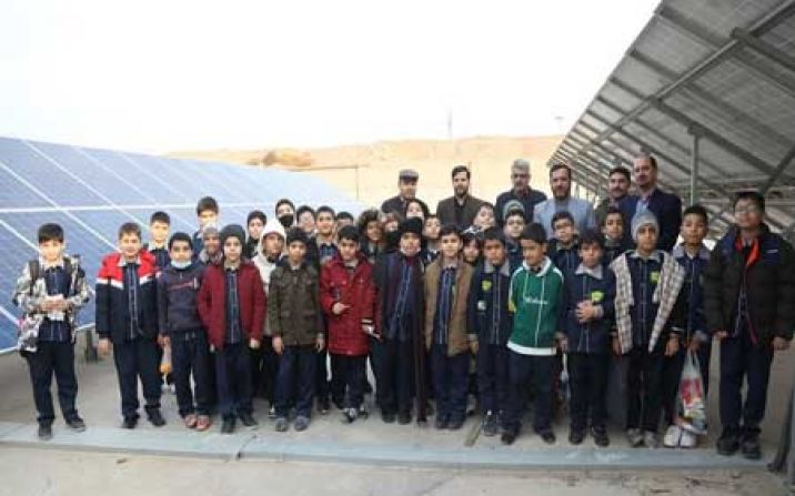 بازدید دانش آموزان از نیروگاه برق خورشیدی 100کیلوواتی قم